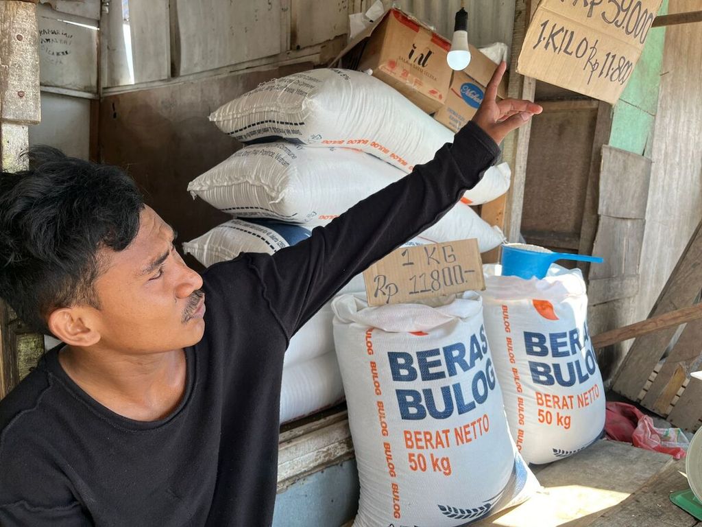 Salah satu pedagang beras berjaga di kios beras di Pasar Mardika, Ambon, Maluku, Selasa (20/2/2024).