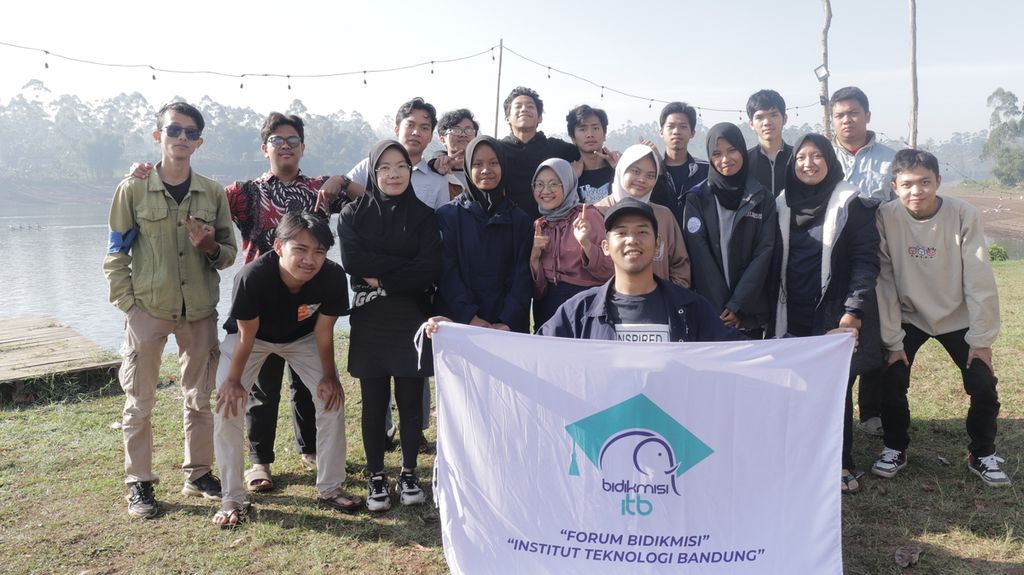 Presiden Forum Mahasiswa Kartu Indonesia Pintar (KIP) Kuliah Insitut Teknologi Bandung Periode 2023-2024 Arif Nur Rohman (depan) berfoto bersama mahasiswa penerima KIP Kuliah. Beasiswa KIP Kuliah bagi mahasiswa dari keluarga tidak mampu menyalakan asa berkuliah di perguruan tinggi negeri dan swasta mana pun di dalam negeri. 