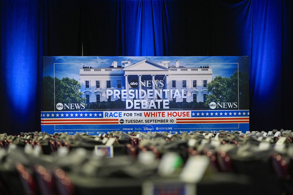 Papan tanda di pusat pengarsipan media menjelang debat presiden antara calon presiden dari Partai Republik yang juga mantan Presiden Donald Trump dan calon presiden dari Partai Demokrat, Wakil Presiden Kamala Harris, Senin (9/9/2024), di Philadelphia, Amerika Serikat. 