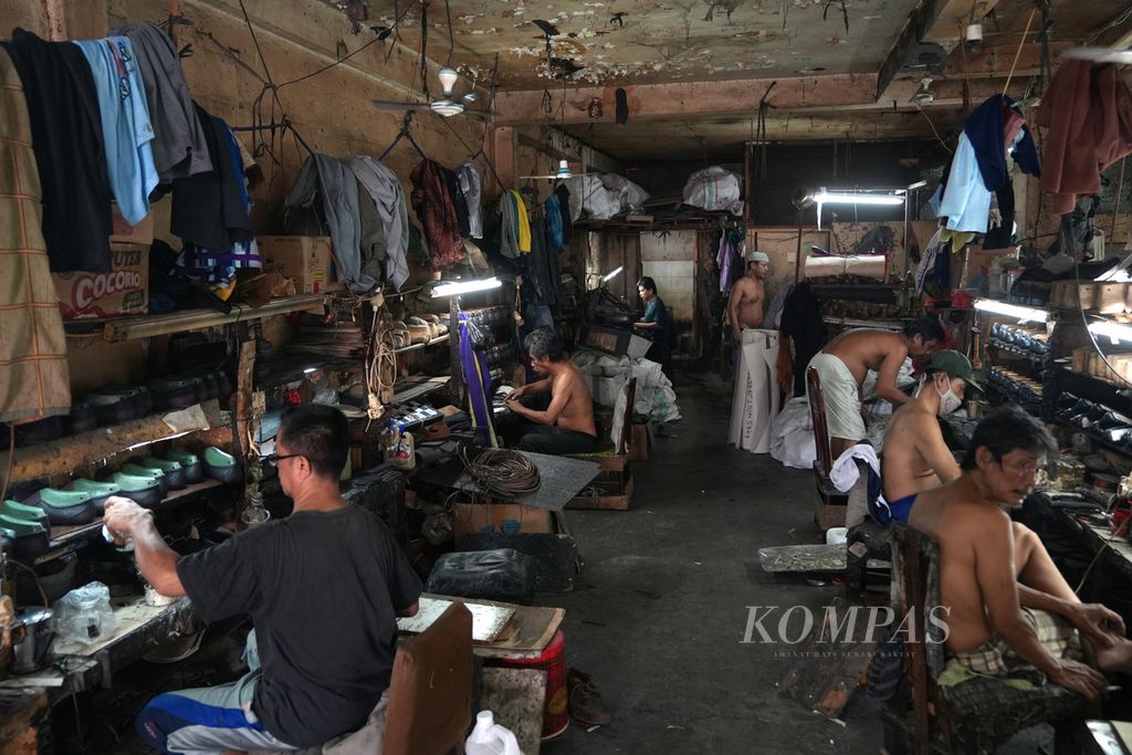 Perajin sepatu kulit menyelesaikan pesanan di Perkampungan Industri Kecil (PIK) Penggilingan, Cakung, Jakarta Timur, Jumat (21/6/2024).