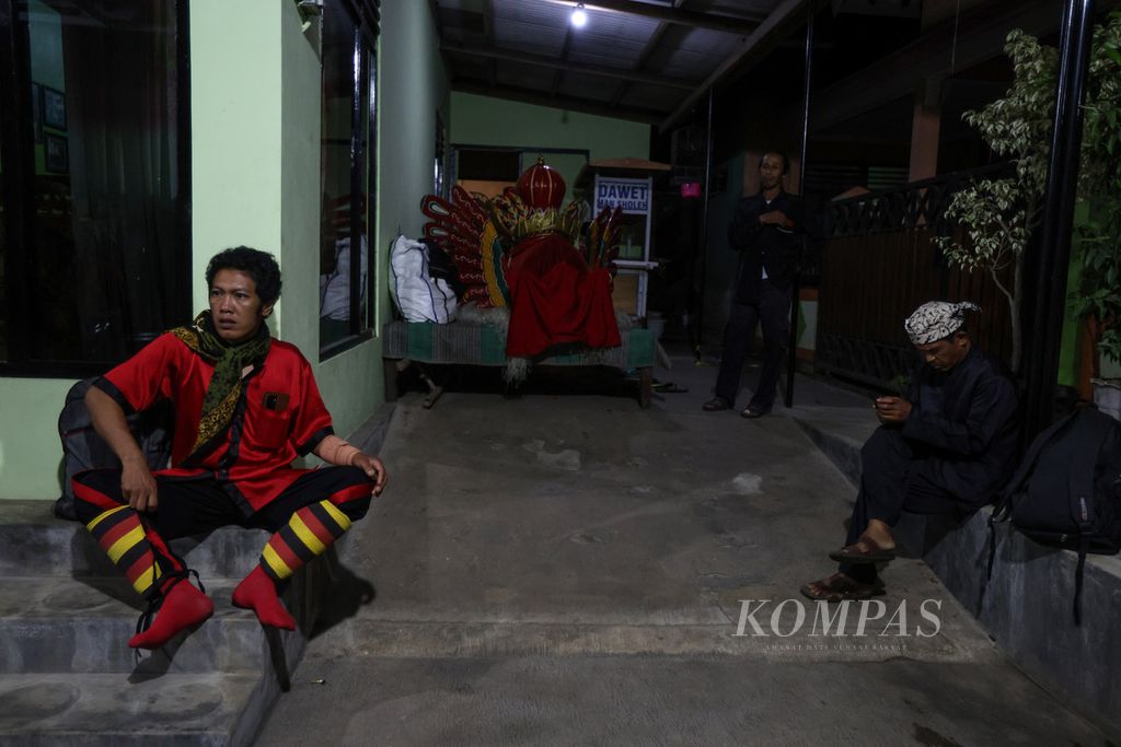 Para pemain barong Kemiren melakukan persiapan.