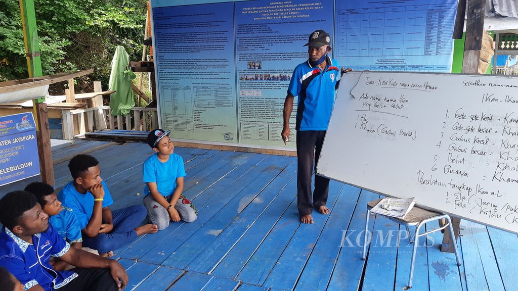 Kegiatan belajar bahasa suku Sentani di Sekolah Adat Kabupaten Jayapura dengan jumlah siswa yang terbatas pada Jumat (10/9/2021). Kabupaten Jayapura termasuk salah satu daerah di Provinsi Papua yang masuk zona merah kasus Covid-19. 