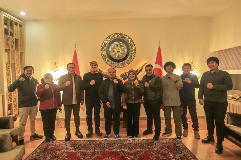 Rombongan pesepeda asal Indonesia yang melakukan perjalanan Jakarta-Paris Royke Lumowa diterima di Kedutaan Besar RI di Ankara, Turki.