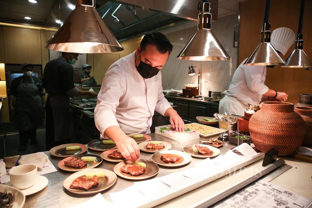 Kesibukan <i>chef</i> mempersiapkan hidangan buka puasa di Art Cafe, Hotel Rafles Jakarta, Selasa (23/3/2023). 