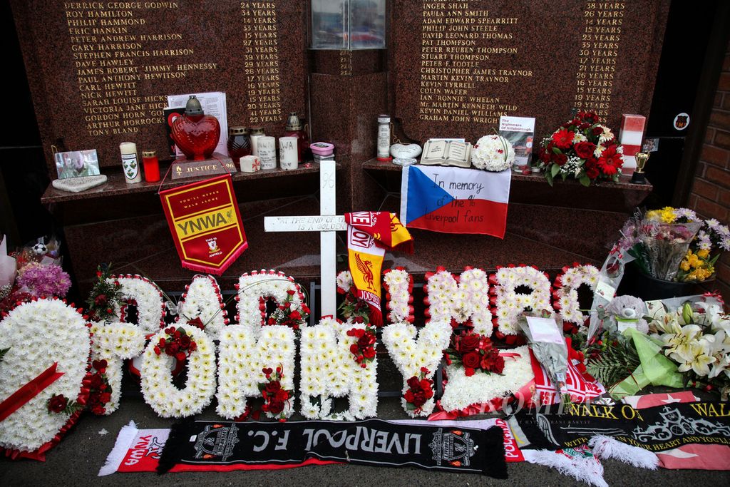 Monumen peringatan Tragedi Hillsborough di Stadion Anfield, Liverpool, pada 21 Mei 2013 silam. Tragedi pada laga Piala FA antara Liverpool versus Nottingham Forest, 15 April 1989, silam itu merenggut 97 korban jiwa. 