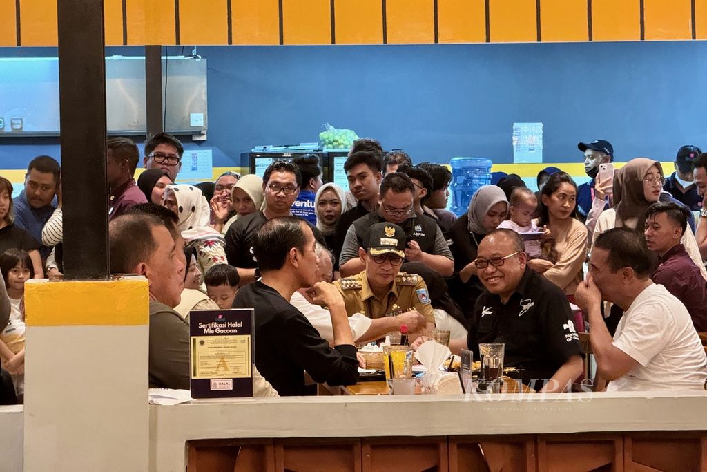 President Joko Widodo enjoyed a meal while chatting with Minister of Public Works and Housing Basuki Hadimuljono (not seen), Minister of Agriculture Andi Amran Sulaiman (wearing a white shirt), Acting Governor of West Nusa Tenggara H Lalu Gita Ariadi (wearing a black shirt), and the Mayor of Mataram Mohan Roliskana (wearing a hat) at Mie Gacoan restaurant in Mataram City, West Nusa Tenggara, on Tuesday evening (April 30, 2024). The President was in Lombok for a work visit to West Nusa Tenggara, taking place from April 30 to May 2, 2024.