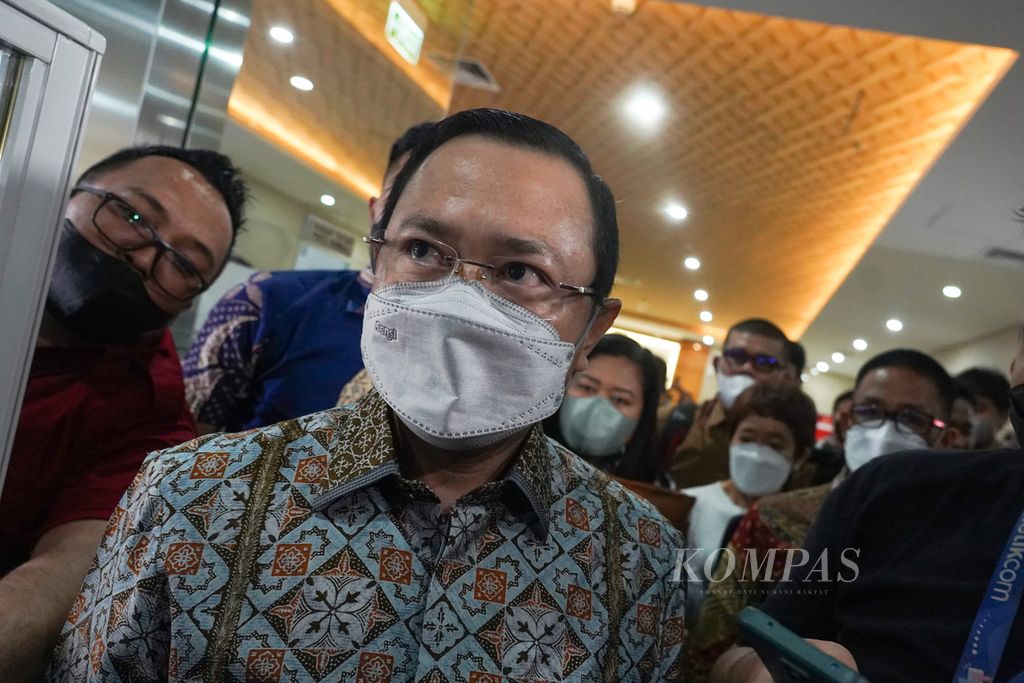 Pengacara tersangka Putri Candrawathi, Arman Hanis, datang untuk mendampingi kliennya menjalani pemeriksaan di Bareskrim Polri, Jakarta, Jumat (25/8/2022). 