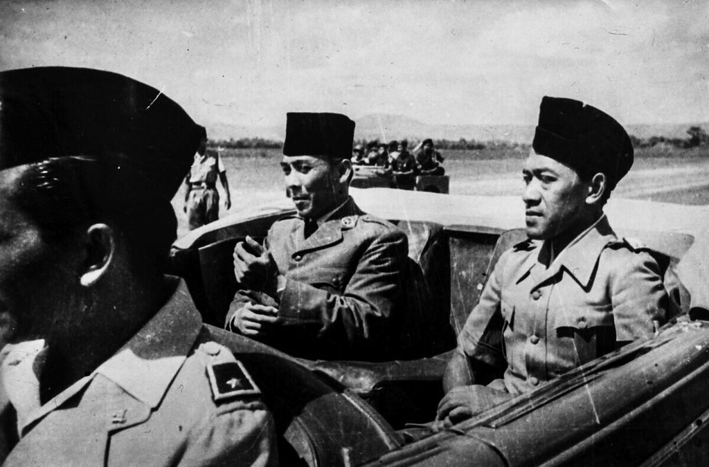 Sri Sultan Hamengku Buwono IX mendampingi Presiden Sukarno di dalam mobil untuk kembali ke Istana Kepresidenan Yogyakarta, setibanya di Lapangan Terbang Maguwo (Yogyakarta, 1949). IPPHOS/KOLEKSI PERPUSTAKAAN NASIONAL 06-07-1949