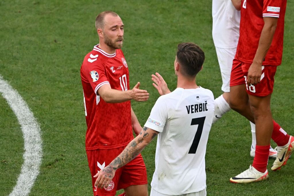 Gelandang Denmark, Christian Eriksen (kiri) dan gelandang Slovenia, Benjamin Verbic, berjabat tangan usai laga Grup C Piala Eropa 2024 yang berakhir imbang 1-1 di Stuttgart, Senin (17/6/2024) dini hari WIB. 