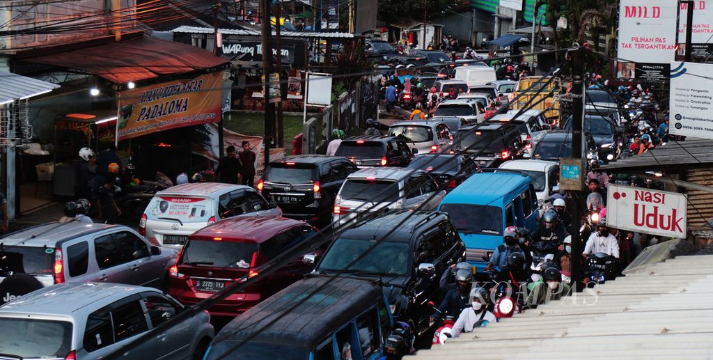 Situasi Jalan Raya Ciawi, Kabupaten Bogor, Jawa Barat, yang dipadati kendaraan menuju Puncak, Minggu (27/2/2022).  