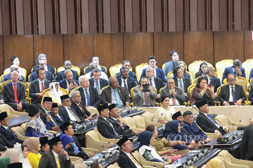 Perwakilan negara sahabat menghadiri Sidang Tahunan MPR  dan Sidang Bersama DPR dan DPD di Kompleks Parlemen, Senayan, Jakarta, Rabu (16/8/2023). Presiden Joko Widodo menyampaikan pidato kenegaraan dalam rangka Peringatan HUT Ke-78 RI. 