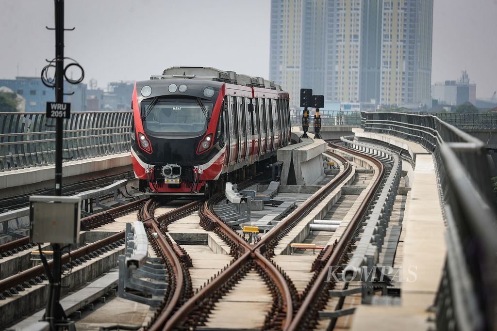Rangkaian LRT Jabodebek akan memasuki Stasiun LRT Dukuh Atas, Jakarta, Rabu (12/7/2023). 