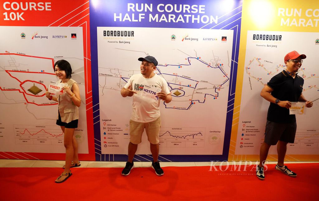 Peserta lomba lari Borobudur Marathon 2023 berfoto dengan latar belakang peta berdasarkan kategori yang mereka ikuti di Mal Artos, Kota Magelang, Jawa Tengah, Sabtu (18/11/2023). 