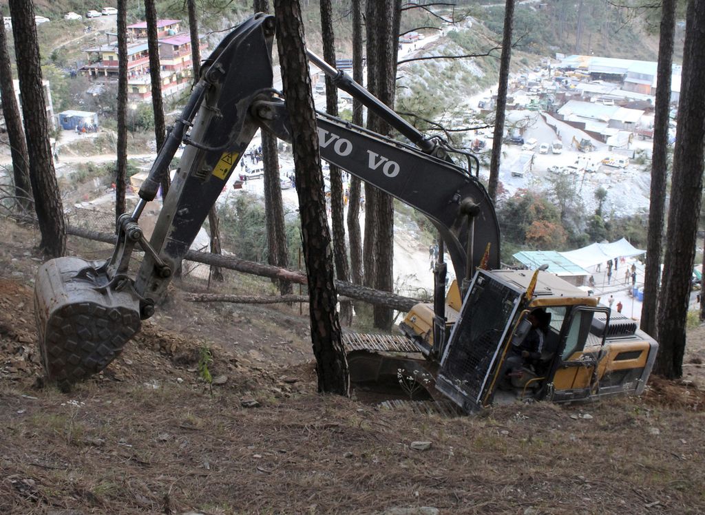Ekskavator memulai latihan penggalian vertikal untuk mencapai terowongan yang runtuh di Negara Bagian Uttarakhand, India, 18 November 2023. 