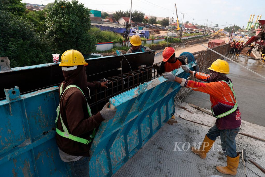 Pekerja memasang cetakan beton pada dinding jembatan tol proyek tol Semarang-Demak 1A di Kaligawe, Kota Semarang, Jawa Tengah, Senin (4/3/2024). 