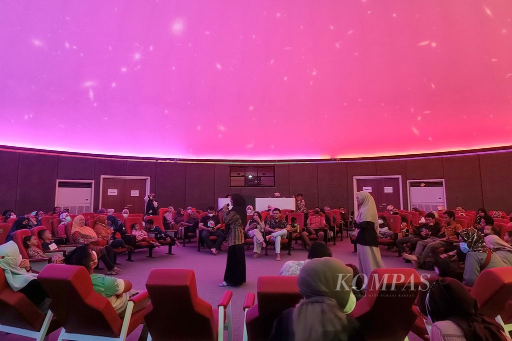 Pemandu menjelaskan mengenai pengalaman yang akan didapat pengunjung saat melihat pertunjukan di Planetarium dan Observatorium UIN Walisongo Semarang di Kota Semarang, Jawa Tengah, Minggu (5/2/2023). Ilmu astronomi bagian dari kurikulum <i>liberal arts</i> di negara-negara Eropa pada abad Pertengahan. 