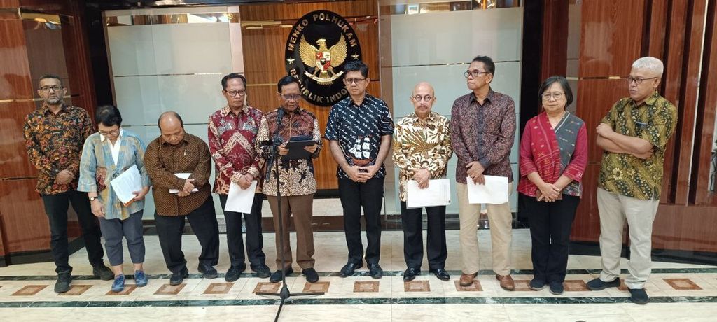 Menteri Koordinator Bidang Politik, Hukum, dan Keamanan Mahfud MD (lima dari kiri) mengumumkan bahwa Tim Percepatan Reformasi Hukum yang dibentuk sejak akhir Mei 2023 lalu telah merampungkan rekomendasinya di Jakarta, Selasa (22/8/2023). Rekomendasi itu selanjutnya akan diserahkan kepada Presiden Joko Widodo.