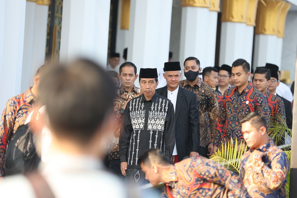 Presiden Joko Widodo didampingi Gubernur Jawa Tengah Ganjar Pranowo berjalan usai melaksanakan shalat Idul Fitri di Masjid Raya Sheik Zayed, Surakarta, Jawa Tengah, Sabtu (22/4/2023). 
