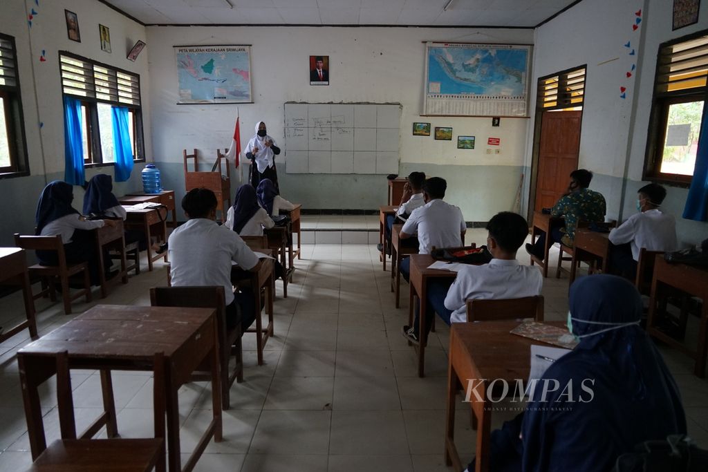 Siswa-siswi SMPN 19 Kendari, Sulawesi Tenggara, mengikuti pembelajaran tatap muka, Rabu (6/1/2021).