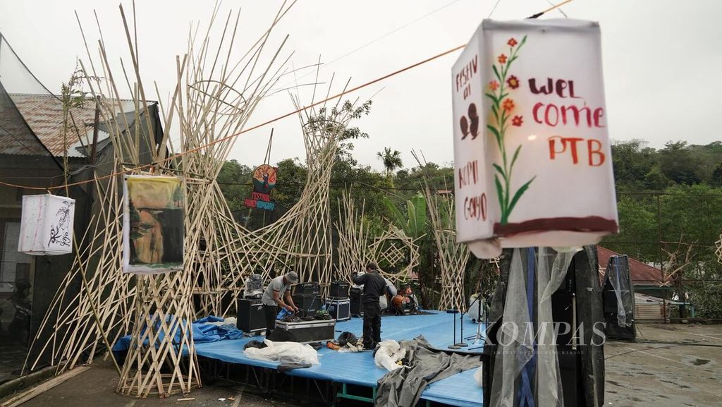 Para pemuda menyiapkan panggung dan peralatan yang akan digunakan untuk Festival Panen Kopi Gayo di Desa Paya Tumpi Baru, Takengon, Kabupaten Aceh Tengah, Aceh, Jumat (24/11/2023).  