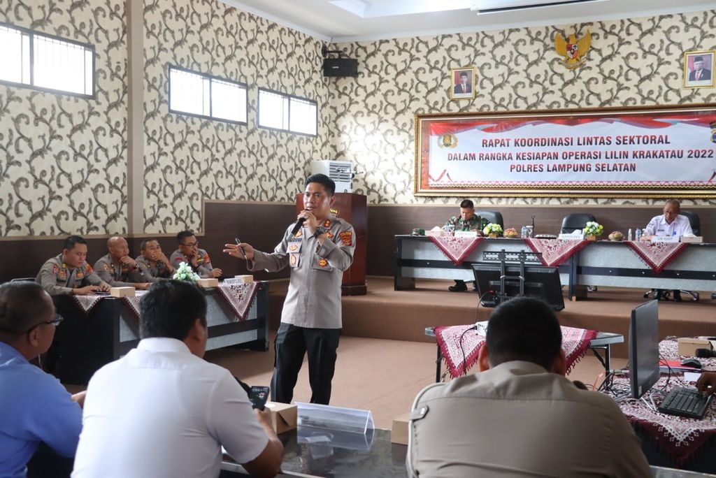 Kepala Polres Lampung Selatan Ajun Komisaris Besar Edwin saat memimpin rapat koordinasi lintas sektoral untuk persiapan Natal dan Tahun Baru 2023 di Polres Lampung Selatan, Selasa (13/12/2022).