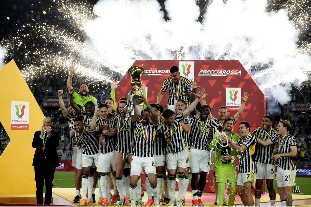 Para pemain Juventus merayakan keberhasilannya menjuarai Piala Italia setelah mengalahkan Atalanta pada laga final Piala Italia di Stadion Olimpico, Roma, Kamis (16/5/2024) dini hari WIB. Juventus menang dengan skor 1-0.