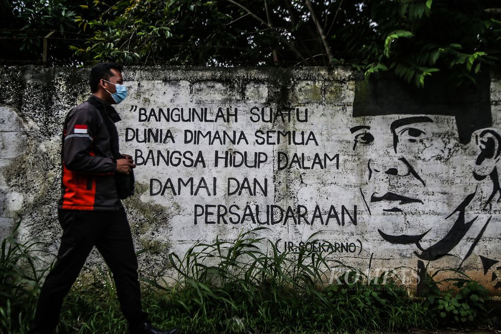 Kutipan proklamator Ir Soekarno tertulis di dinding di kawasan Pamulang, Tangerang Selatan, Banten, Selasa (8/6/2021).