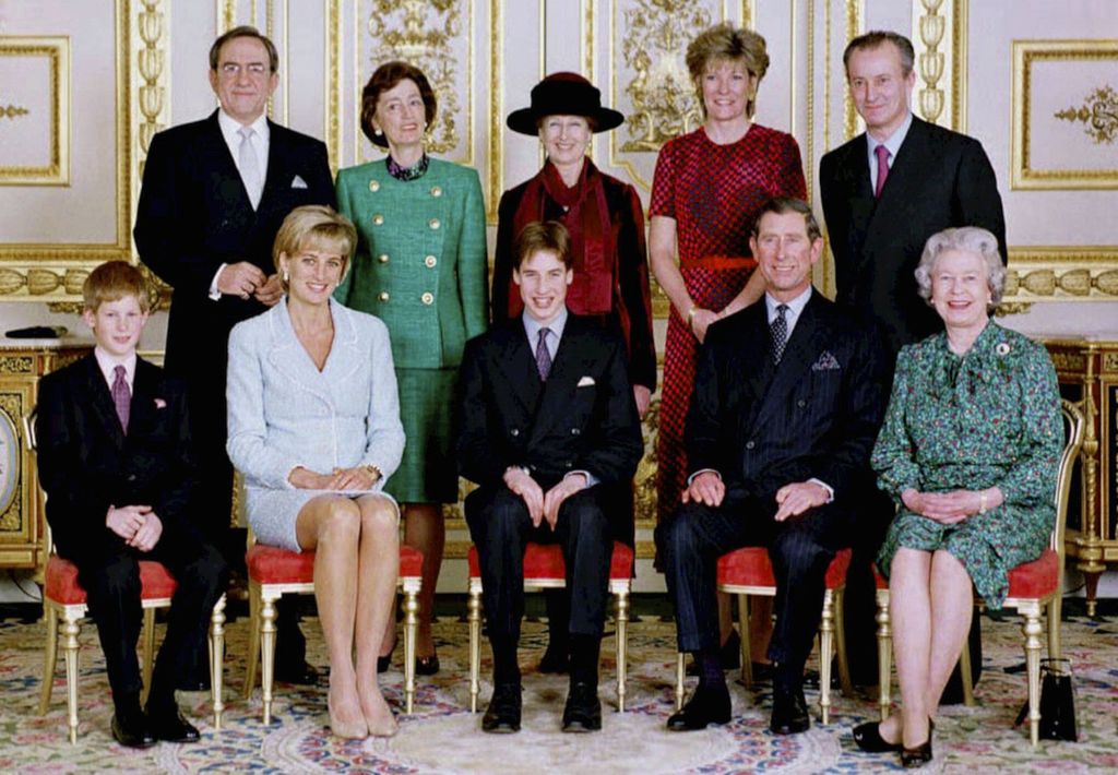 Constantine, mantan dan Raja terakhir Yunani (kiri, belakang) berfoto dengan keluarga Kerajaan Inggris di Kastil Windsor, Windsor, Inggris, 9 Maret 1997. 