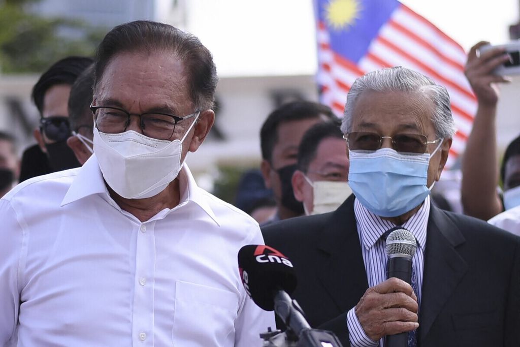 Mantan Perdana Menteri Malaysia Mahathir Mohammad (kanan) dan mantan Wakil PM Malaysia Anwar Ibrahim menuntut pembubaran parlemen pada Agustus 2021. Parlemen Malaysia akhirnya dibubarkan pada 10 Oktober 2022.