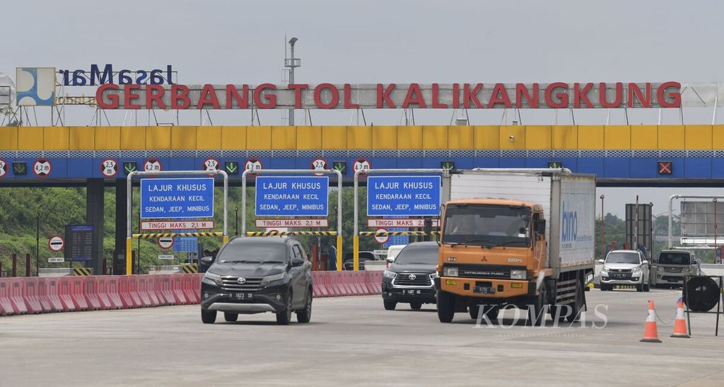 Gerbang Tol Kalikangkung di Semarang, Jawa Tengah, Kamis (21/4/2022). Arus mudik melalui jalur darat perlu diantisipasi sejak awal karena diperkirakan akan terjadi lonjakan kendaraan saat arus mudik Lebaran 2022. 