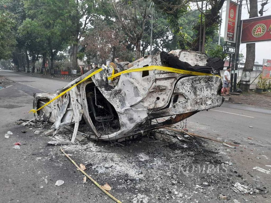 Bangkai mobil yang hangus terbakar dalam peristiwa kerusuhan di Stadion Kanjuruan Malang, usai laga Arema FC dan Persebaya, Sabtu (2/10/2022)