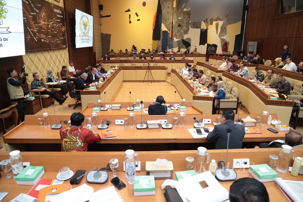 Suasana rapat dengar pendapat Komisi II DPR dengan Komisi Pemilihan Umum (KPU), Badan Pengawas Pemilu, dan Dewan Kehormatan Penyelenggara Pemilu di Kompleks Parlemen, Senayan, Jakarta, Selasa (31/10/2023). Rapat membahas penyesuaian Peraturan KPU berdasarkan putusan Mahkamah Konstitusi Nomor 90/PUU- XXV/2023. 