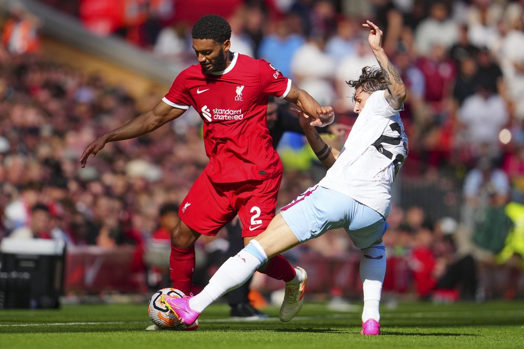 Bek Liverpool Joe Gomez (kiri) berebut bola dengan gelandang Aston Villa Nicolo Zaniolo dalam pertandingan Liga Inggris antara Liverpool dan Aston Villa di Stadion Anfield, Liverpool, Minggu (3/9/2023). Liverpool mengalahkan Villa, 3-0. 