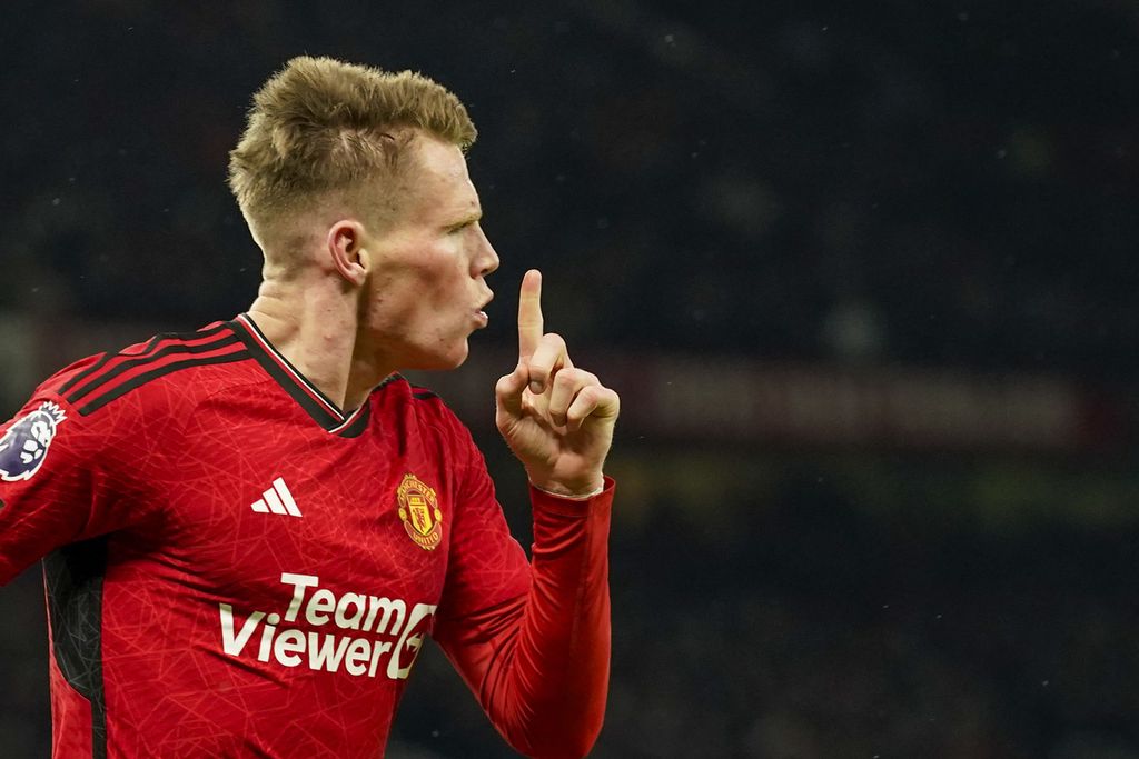 Selebrasi gelandang Manchester United, Scott McTominay, seusai mencetak gol kedua ke gawang Chelsea di Liga Inggris, Kamis (7/12/2023) dini hari WIB. MU menang 2-1 lewat dua gol McTominay.