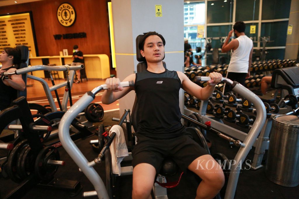 Rayhan (18) berlatih di Gold Gym, Tangerang Selatan, Banten, Selasa (10/5/2022). Rayhan yang baru dua hari mulai berlatih di <i>gym</i> memiliki tujuan ingin menjaga keseimbangan antara pola makan dan olahraga terlebih lagi selepas Lebaran.