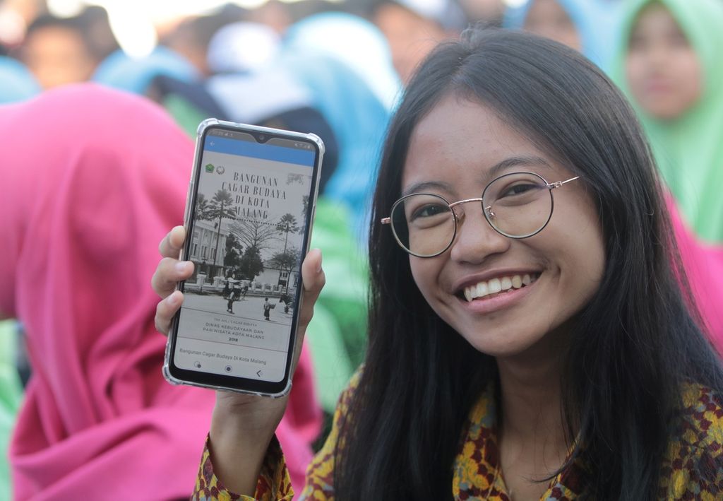 Sebanyak 2.929 siswa, anggota TNI, dan masyarakat umum mengikuti kegiatan peluncuran perpustakaan digital Kota Malang, sekaligus memecahkan rekor MURI membaca dengan gawai terbanyak, Kamis (12/12/2019), di halaman depan Balai Kota Malang, Jawa Timur.