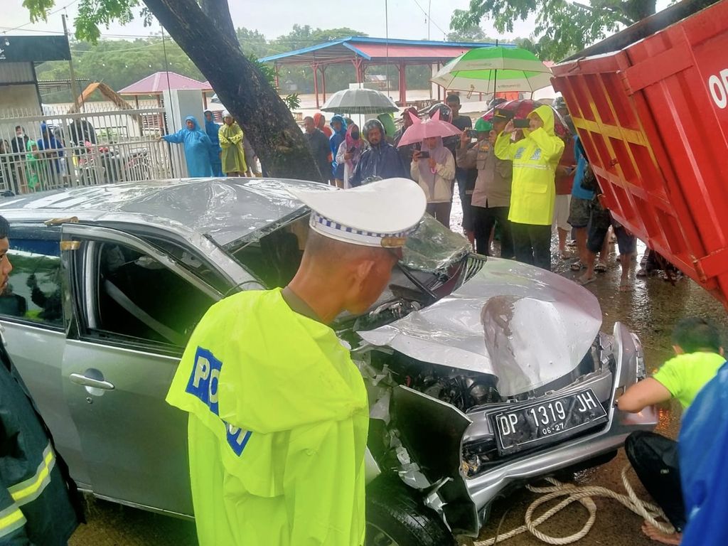 Kendaraan yang mengalami kecelakaan tunggal diangkat setelah tercebur ke sebuah parit besar di Kecamatan Segeri, Pangkep, Sulawesi Selatan, Kamis (5/1/2023). Kecelakaan ini menyebabkan lima tewas dan satu lainnya dirawat akibat luka.
