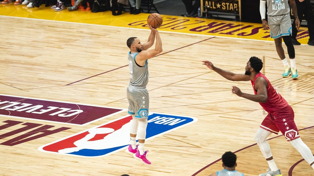 Stephen Curry (kiri) dari tim LeBron melepaskan tembakan tiga angka saat melawan tim Durant dalam laga NBA All Star 2022, Senin (21/2/2022) siang WIB. Selama laga, Curry membuat tembakan tiga angka sebanyak 16 kali yang membuat dirinya kini berstatus sebagai pemain dengan tembakan tiga angka terbanyak dalam sejarah pertandingan NBA All Star.