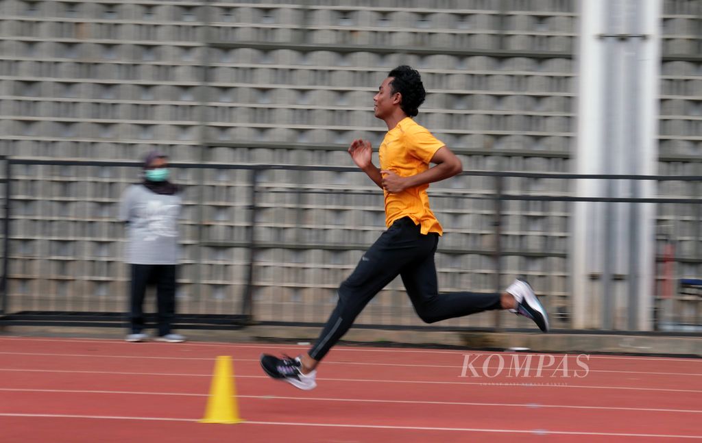 Pelari pelatnas asal Nusa Tenggara Barat yang meraih emas 100 meter dan 200 meter PON Papua, Lalu Muhammad Zohri, berlatih di Stadion Madya Senayan, Jakarta Pusat, 15 November 2021. Zohri salah satu atlet yang disiapkan untuk berlaga di SEA Games Vietnam 2021.