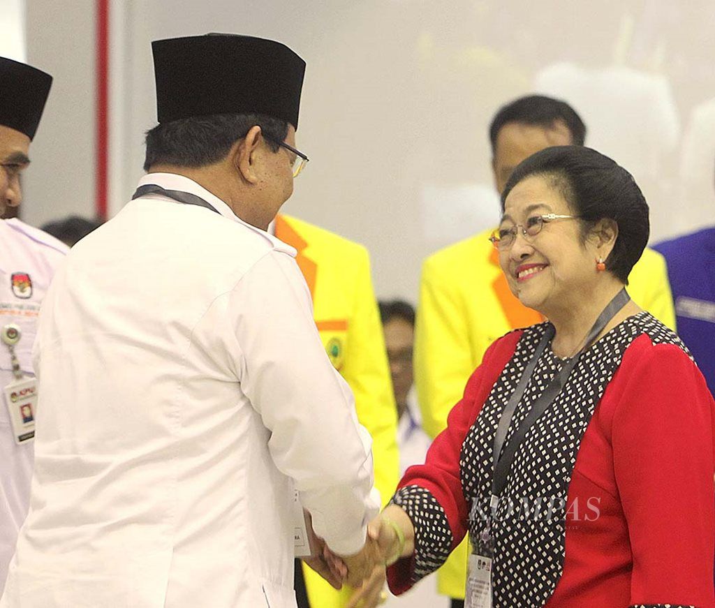 Ketua Umum PDI-P Megawati Soekarnoputri (kanan) berjabat tangan dengan Ketua Umum Partai Gerindra Prabowo Subianto  sebelum acara pengundian nomor urut partai politik peserta Pemilu 2019 di Gedung Komisi Pemilihan Umum, Jakarta, Minggu (18/2) malam. Komisi Pemilihan Umum resmi menetapkan nomor urut 14 partai politik nasional dan empat partai lokal di Aceh untuk Pemilu 2019.