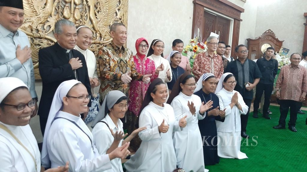 Uskup Agung Pontianak Mgr Agustinus Agus Pr bersama para pastor dan suster berfoto bersama Gubernur Kalimantan Barat Sutarmidji dalam momen <i>open house</i> di Pendopo Gubernur, Sabtu (22/4/2023).