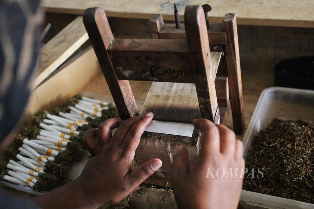 Sigaret kretek tangan dibuat dengan penuh rasa oleh para pekerja di rumah produksi SKT Hawa Bakong Aceh, Kabupaten Aceh Besar, Provinsi Aceh, Senin (19/2/2024).