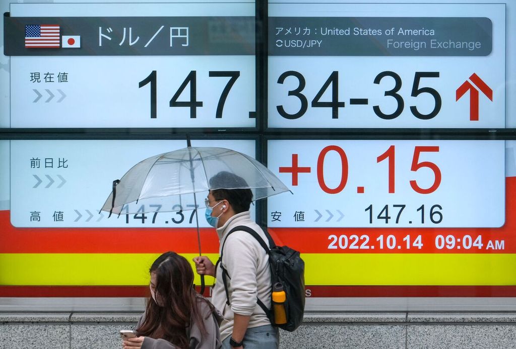 Sebuah papan elektronik menampilkan nilai tukar mata uang Jepang, yen, terhadap dollar AS, yakni 147 yen per dollar AS, di Tokyo, Jepang, 14 Oktober 2022. 