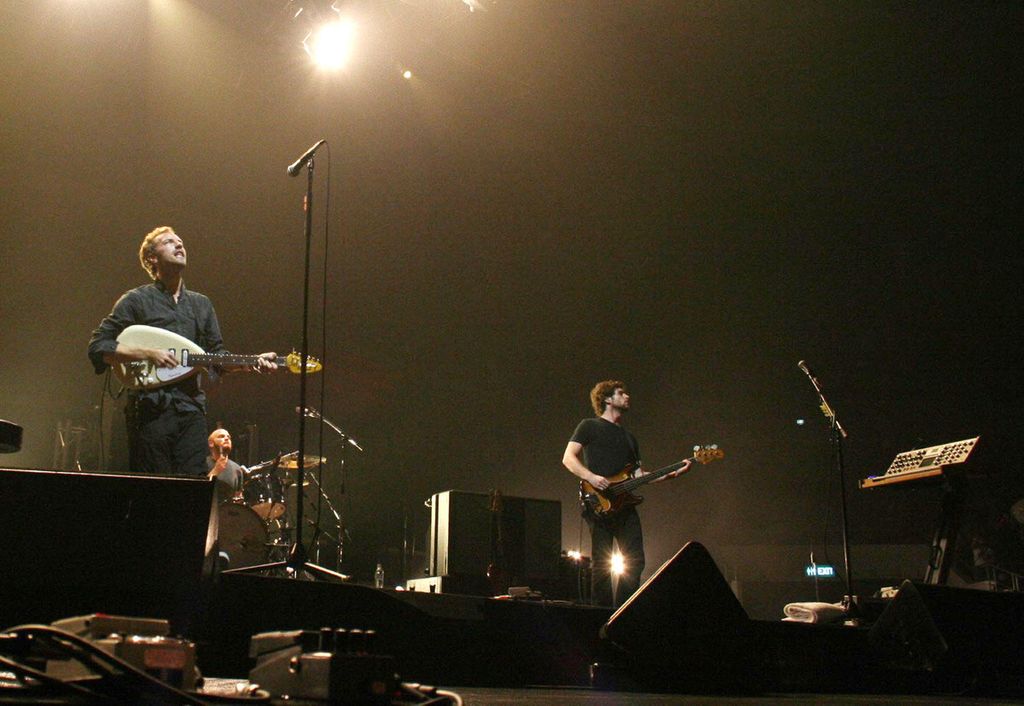 Coldplay saat tampil di Singapore Indoor Stadium, Singapura, Senin (10/7/2006). Dari kiri, vokalis Chris Martin, drumer Will Champion, dan pemain bas Guy Berryman.