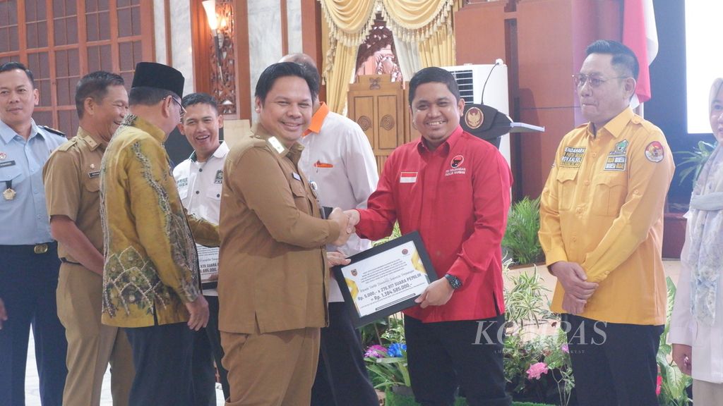 Sekretaris Daerah Provinsi Kalimantan Selatan Roy Rizali Anwar menyerahkan secara simbolis bantuan keuangan partai politik tahun anggaran 2023 di Gedung Mahligai Pancasila, Banjarmasin, Senin (10/4/2023).