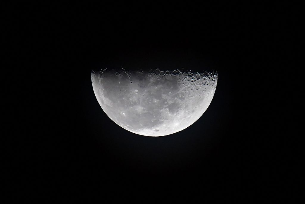 Penampakan Bulan sebelum roket sistem peluncuran luar angkasa (<i>space launch system</i>) Artemis I diluncurkan dari landas luncur 39B Bandar Antariksa Kennedy, Florida, Amerika Serikat, Senin (14/11/2022). 