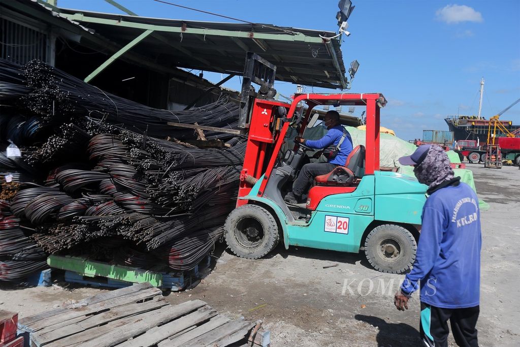 Forklift digunakan untuk memindahkan baja yang akan dikirim ke Sambas, Kalimantan Barat di Pelabuhan Sunda Kelapa, Jakarta, Jumat (25/12/2020). Di masa pandemi ini, pembangunan proyek infrastruktur pemerintah menjadi penopang kinerja industri baja. Sepanjang tahun 2020, kebutuhan baja Kementerian PUPR sebanyak 511.331 ton. 