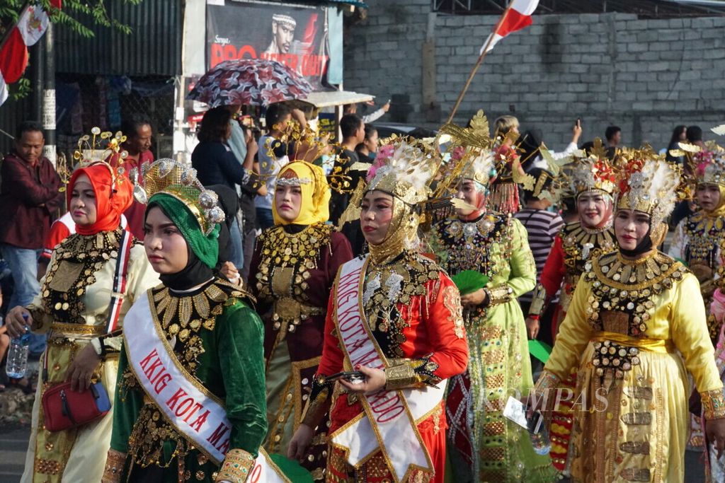 Komunitas Gorontalo berpawai dalam parade pembukaan Manado Fiesta, Sabtu (27/7/2019), di Manado, Sulawesi Utara.