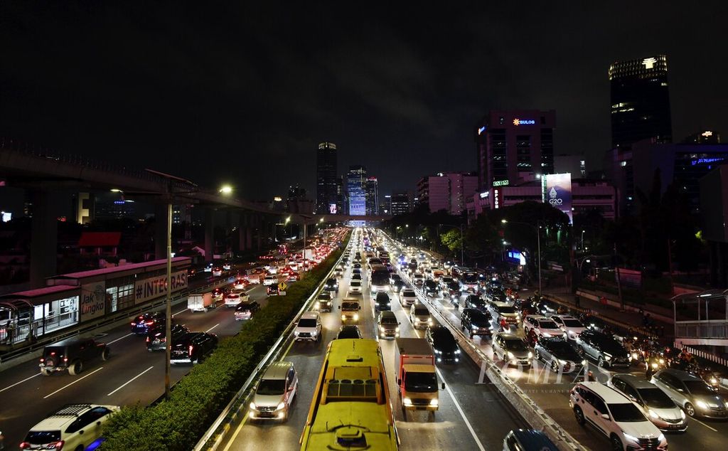 Kendaraan melintas di jalan tol dalam kota, Jakarta, Jumat (23/12/2022). PT Jasa Marga (Persero) memprediksi arus kendaraan yang keluar dari wilayah Jabodetabek saat libur Natal dan Tahun Baru akan mencapai 2,73 juta kendaraan. 