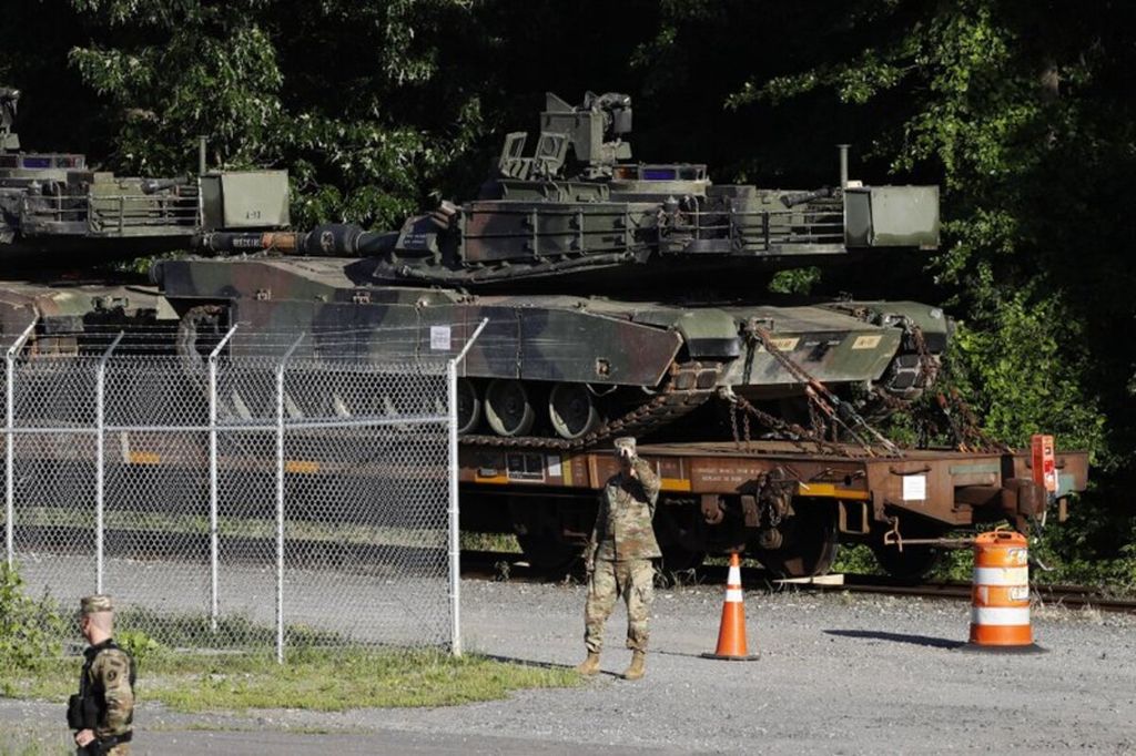 Polisi militer berjalan dekat tank M1 Abrams yang dibawa menggunakan kereta ke Washington, Amerika Serikat, Senin (1/7/2019). AS menjanjikan hingga 31 tank itu akan diberikan ke Ukraina